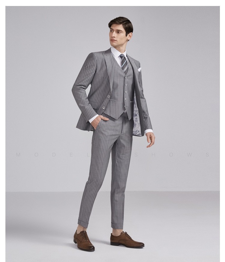 灰色条纹商务经典西服套装